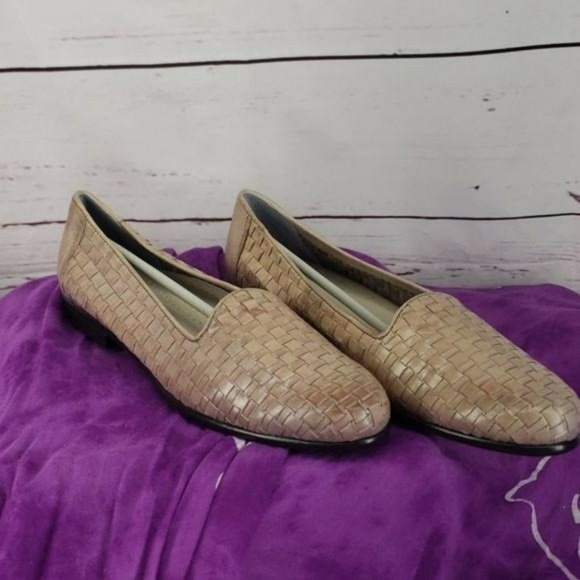 Trotters Beige Leather Upper Slide On Shoes - Picture 2 of 8